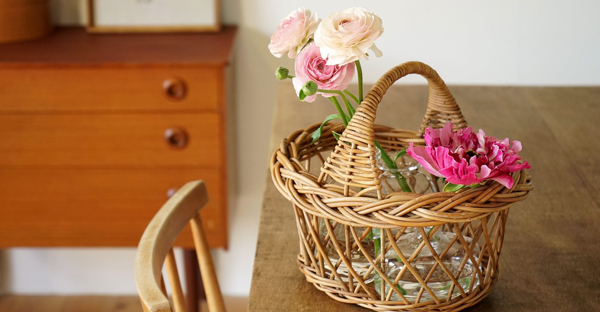 春の空気を、部屋の中に。お花を飾るいくつかのアイデア