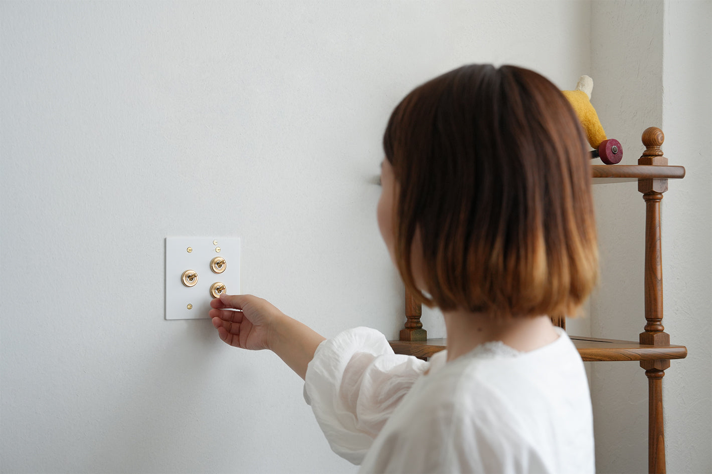 【新商品】上品な佇まい。ホワイトスチールプレートトグルスイッチシリーズ