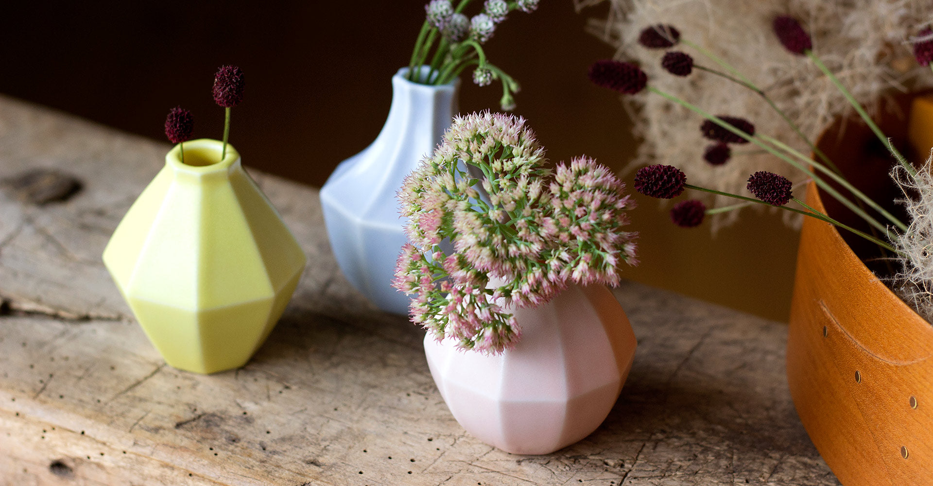 秋の花を一輪飾って。陶器製のフラワーベース