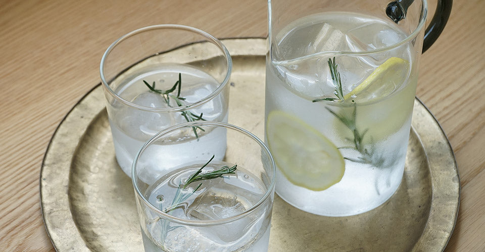 傍らに置く。Skøn Glass Jag（スコングラスジャグ）