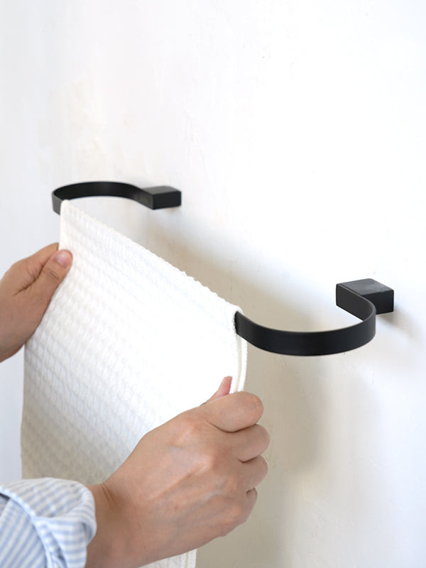 Curve アイアンタオルハンガー ブラック | AXCIS ONLINE