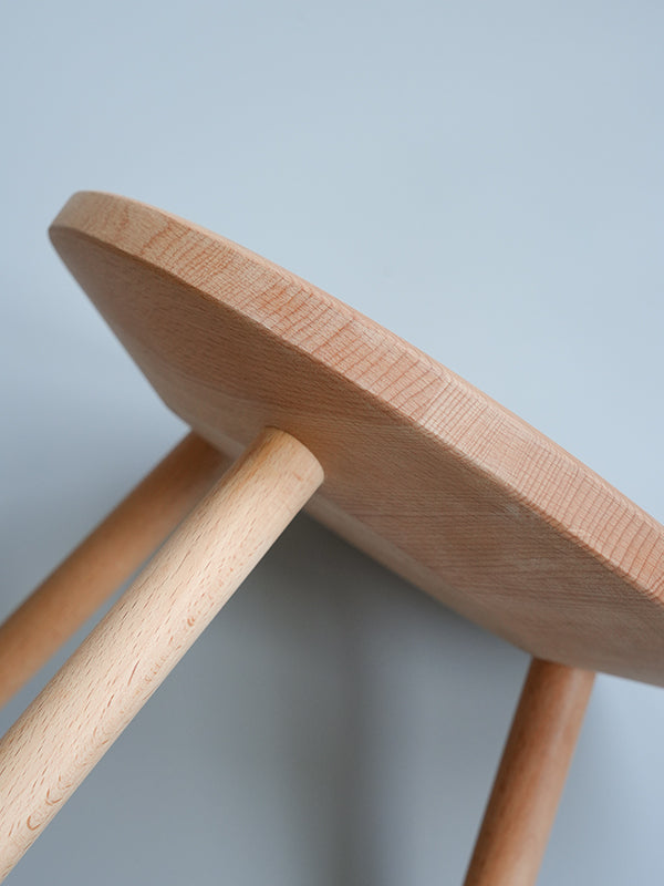Laszlo Kutas 「長椅子で会話を楽しむ3人の娘」 3legs stool h250